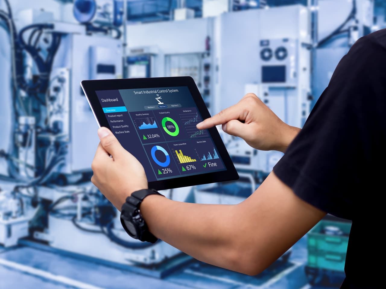 工場の設備を背景に、タブレットで生産状況のダッシュボードを操作している手元
